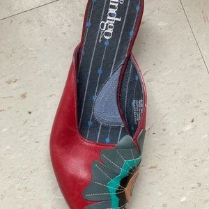 Size 8 Indigo red slides